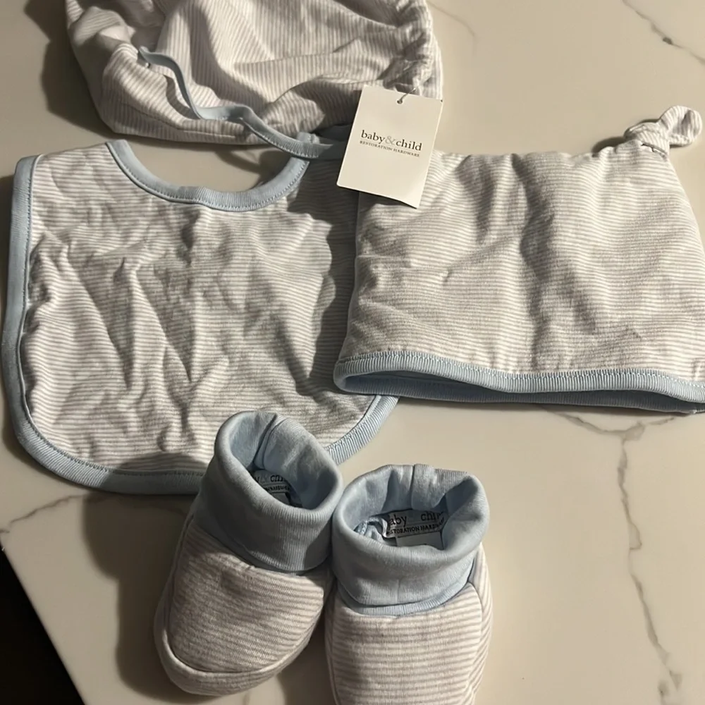 Restoration hardware baby 6-12 months bib hat and bootie set new blue grey